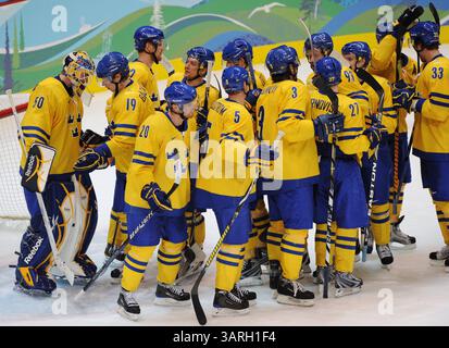 19 février 2010 - Vancouver, BC, Canada - VANCOUVER, BC : 19 FÉVRIER 2010 -- la Suède célèbre sa victoire de 4-2 contre la Biélorussie lors des Jeux olympiques d'hiver de Vancouver 2010 au hockey masculin à la place Canada Hockey à Vancouver, C.-B. le vendredi 19 février 2010. (Jason Payne / Canwest News Service) CNS-OLY-MHKY (crédit image : © CanWest/ZUMApress.com) Banque D'Images