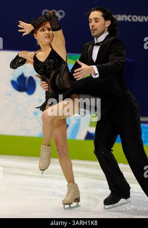 19 février 2010 - Vancouver, C.-B., Canada - VANCOUVER, C.-B. : 19 FÉVRIER 2010 -- les patineurs russes Jana Khokhlova et Sergei Novitski participent à la danse sur glace obligatoire à l'épreuve de patinage artistique tenue au Pacific Coliseum, Vancouver, C.-B. le 19 février 2010, pendant les Jeux olympiques. ( Gerry Kahrmann / Canwest News Service ) CNS-OLY-FIGSKATE (crédit image : © CanWest/ZUMApress.com) Banque D'Images