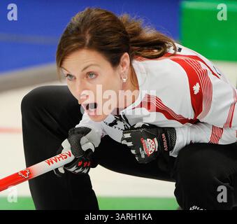 19 février 2010 - Vancouver, BC, Canada - VANCOUVER, BC : 19 FÉVRIER 2010 -- xx pendant le tournoi olympique féminin de curling au Centre olympique de Vancouver le jour 8 des Jeux olympiques d'hiver de 2010 à Vancouver le 19 février 2010. (RIC Ernst / Canwest News Service). CNS-OLY-CURL (crédit image : © CanWest/ZUMApress.com) Banque D'Images