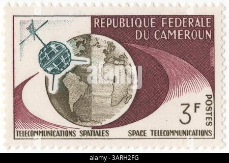 CAMEROUN — 9 février 1963 : timbre-poste vert foncé à 3 franc CFA, olive et Bordeaux profond représentant Telstar et Globe. Première liaison télévisuelle entre les États-Unis et l'Europe via le satellite de communication Telstar lancé par la NASA du 11 au 12 juillet 1962. Ce satellite a également transmis des données informatiques entre deux ordinateurs IBM 1401. Un test effectué le 25.10.1962, a envoyé un message d'Endicott, New York, à une station terrienne à Andover, Maine. Le message a été transmis via le satellite Telstar à une station terrienne en France, où il a été décodé par un deuxième IBM 1401 à la Gaude, en France Banque D'Images