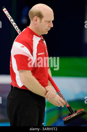 22 fév. 2010 - Vancouver, BC, Canada - VANCOUVER, BC : 22 FÉVRIER 2010 -- Skip canadien Kevin Martin regarde un jet des Américains lors d'une action de curling au centre olympique de Vancouver, Vancouver, C.-B. le 22 février, pendant les Jeux olympiques de 2010. ( Gerry Kahrmann / Canwest News Service ) CNS-OLY-CURL (crédit image : © CanWest/ZUMApress.com) Banque D'Images