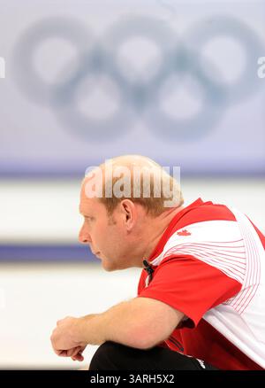 22 février 2010 - Vancouver, BC, Canada - VANCOUVER, BC : 22 FÉVRIER 2010 -- le capitaine canadien Kevin Martin regarde un lancer de son équipe contre les Américains lors d'une action de curling au centre olympique de Vancouver, Vancouver, C.-B. le 22 février, pendant les Jeux olympiques de 2010. ( Gerry Kahrmann / Canwest News Service ) CNS-OLY-CURL (crédit image : © CanWest/ZUMApress.com) Banque D'Images