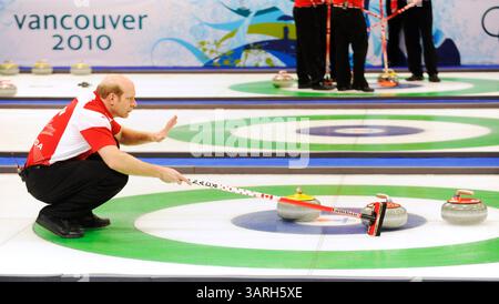 22 février 2010 - Vancouver, BC, Canada - VANCOUVER, BC : 22 FÉVRIER 2010 -- le capitaine canadien Kevin Martin regarde un lancer de son équipe contre les Américains lors d'une action de curling au centre olympique de Vancouver, Vancouver, C.-B. le 22 février, pendant les Jeux olympiques de 2010. ( Gerry Kahrmann / Canwest News Service ) CNS-OLY-CURL (crédit image : © CanWest/ZUMApress.com) Banque D'Images