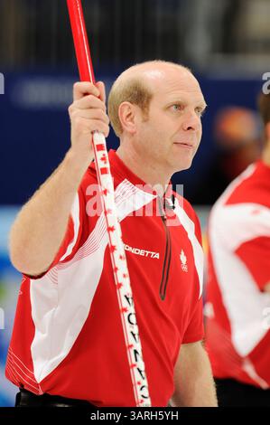 22 fév. 2010 - Vancouver, BC, Canada - VANCOUVER, BC : 22 FÉVRIER 2010 -- Skip canadien Kevin Martin lève son balai à la foule après que le Canada ait battu les Américains dans l'action au centre olympique de Vancouver, Vancouver, C.-B. le 22 février, pendant les Jeux olympiques de 2010. ( Gerry Kahrmann / Canwest News Service ) CNS-OLY-CURL (crédit image : © CanWest/ZUMApress.com) Banque D'Images