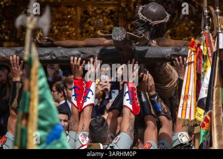 Un groupe de légionnaires porte le Christ de Mena lors du transfert du Christ de Mena le jeudi Saint, l'une des processions les plus célèbres de la semaine Sainte dans toute l'Espagne, à la fois pour ce qu'elle représente et pour la participation de la Légion en chantant 'El Novio de la Muerte', une chanson emblématique qui est devenue l'hymne officieux de la Légion espagnole. Banque D'Images