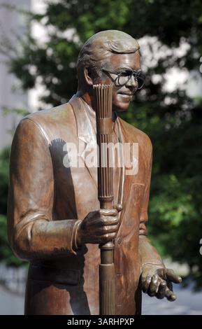 18 SEPTEMBRE 2009 - Atlanta, GA, États-Unis - ATLANTA, GA - 18 SEPTEMBRE : une statue de Billy Payne, chef du Comité d'Atlanta pour les Jeux Olympiques au Centennial Olympic Park dans le centre-ville d'Atlanta le vendredi 18 septembre 2009. Le parc est un héritage durable des Jeux olympiques de 1996 organisés par Atlanta. (Crédit image : © Erik Lesser/ZUMApress.com) Banque D'Images
