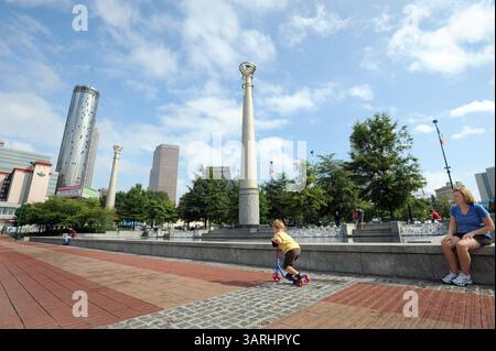 18 SEPTEMBRE 2009 - Atlanta, GA, USA - ATLANTA, GA - 18 SEPTEMBRE : Caleb Lopez et sa mère Kerry de Nashville, Tenn., jouent au Centennial Olympic Park dans le centre-ville d'Atlanta le vendredi 18 septembre 2009. Le parc est un héritage durable des Jeux olympiques de 1996 organisés par Atlanta. (Crédit image : © Erik Lesser/ZUMApress.com) Banque D'Images