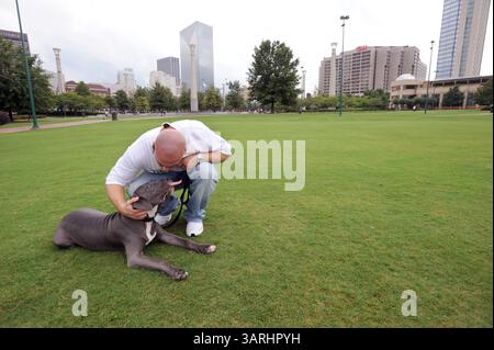 18 septembre 2009 - Atlanta, GA, USA - ATLANTA, GA - 18 SEPTEMBRE : Markus Harris, résident du centre-ville d'Atlanta, et son chien Blue au Centennial Olympic Park dans le centre-ville d'Atlanta le vendredi 18 septembre 2009. Le parc est un héritage durable des Jeux olympiques de 1996 organisés par Atlanta. (Crédit image : © Erik Lesser/ZUMApress.com) Banque D'Images