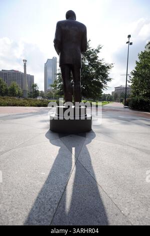 18 SEPTEMBRE 2009 - Atlanta, GA, États-Unis - ATLANTA, GA - 18 SEPTEMBRE : une statue de Billy Payne, chef du Comité d'Atlanta pour les Jeux Olympiques au Centennial Olympic Park dans le centre-ville d'Atlanta le vendredi 18 septembre 2009. Le parc est un héritage durable des Jeux olympiques de 1996 organisés par Atlanta. (Crédit image : © Erik Lesser/ZUMApress.com) Banque D'Images