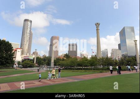 18 SEPTEMBRE 2009 - Atlanta, GA, USA - ATLANTA, GA - 18 SEPTEMBRE : les gens se promènent au Centennial Olympic Park dans le centre-ville d'Atlanta le vendredi 18 septembre 2009. Le parc est un héritage durable des Jeux olympiques de 1996 organisés par Atlanta. (Crédit image : © Erik Lesser/ZUMApress.com) Banque D'Images