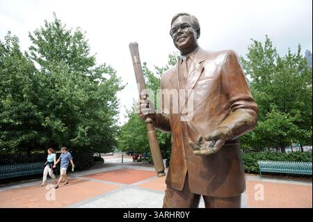 18 SEPTEMBRE 2009 - Atlanta, GA, États-Unis - ATLANTA, GA - 18 SEPTEMBRE : une statue de Billy Payne, chef du Comité d'Atlanta pour les Jeux Olympiques au Centennial Olympic Park dans le centre-ville d'Atlanta le vendredi 18 septembre 2009. Le parc est un héritage durable des Jeux olympiques de 1996 organisés par Atlanta. (Crédit image : © Erik Lesser/ZUMApress.com) Banque D'Images