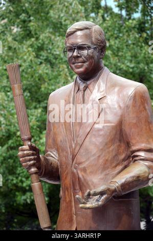 18 SEPTEMBRE 2009 - Atlanta, GA, États-Unis - ATLANTA, GA - 18 SEPTEMBRE : une statue de Billy Payne, chef du Comité d'Atlanta pour les Jeux Olympiques au Centennial Olympic Park dans le centre-ville d'Atlanta le vendredi 18 septembre 2009. Le parc est un héritage durable des Jeux olympiques de 1996 organisés par Atlanta. (Crédit image : © Erik Lesser/ZUMApress.com) Banque D'Images
