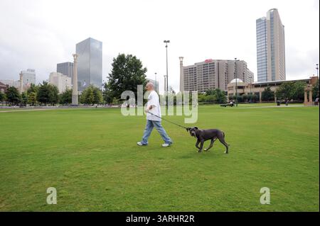 18 septembre 2009 - Atlanta, GA, USA - ATLANTA, GA - 18 SEPTEMBRE : Markus Harris, résident du centre-ville d'Atlanta, et son chien Blue au Centennial Olympic Park dans le centre-ville d'Atlanta le vendredi 18 septembre 2009. Le parc est un héritage durable des Jeux olympiques de 1996 organisés par Atlanta. (Crédit image : © Erik Lesser/ZUMApress.com) Banque D'Images
