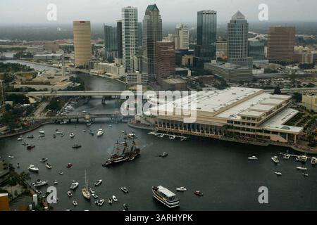 30 janvier 2010 - Tampa, Floride, États-Unis - SKIP O'ROURKE | Times 6 of 7 ( Tampa, FL). TP 318081 OROU GASP (01/30/10) le Jose Gasparilla s'apprête à accoster au Tampa Convention Center pour l'invasion Gasparilla 2010. [SKIP O'ROURKE, Times] (crédit image : © Petersburg Times/ZUMApress.com) Banque D'Images