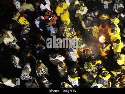 30 janvier 2010 - Kuala Lumpur, Malaisie - les dévots hindous malaisiens font des prières près du temple sacré des grottes de Batu pendant Thaipusam à Kuala Lumpur le 30 janvier 2010. Thaipusam est un festival hindou célébré par la communauté tamoule du monde entier sur la pleine lune dans le mois tamoul de Thai. Le festival commémore l'anniversaire de Lord Murugan, le plus jeune fils de Shiva et Parvati, et l'occasion où Murugan a reçu une vel (lance) par Parvati pour vaincre le démon maléfique Soorapadman. La communauté hindoue représente plus de huit pour cent des 28 millions d'habitants de la Malaisie. (Crédit image : © Syamsul Bahri Banque D'Images