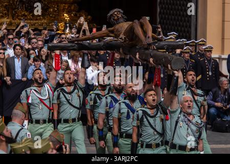 Malaga, Espagne. 17 avril 2025. Un groupe de légionnaires porte le Christ de Mena lors du transfert du Christ de Mena le jeudi Saint, l'une des processions les plus célèbres de la semaine Sainte dans toute l'Espagne, à la fois pour ce qu'elle représente et pour la participation de la Légion en chantant El Novio de la Muerte, une chanson emblématique qui est devenue l'hymne officieux de la Légion espagnole. (Crédit image : © David Canales/SOPA images via ZUMA Press Wire) USAGE ÉDITORIAL SEULEMENT ! Non destiné à UN USAGE commercial ! Banque D'Images