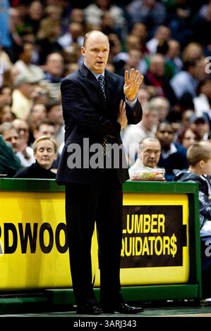 30 janvier 2010 Milwaukee, WI. Bradley Center..L'entraîneur-chef des Bucks de Milwaukee Scott Skiles..les Bucks de Milwaukee ont remporté le Heat de Miami 95-84. Mike McGinnis/CSM(image crédit : © Mike McGinnis/Cal Sport Media/ZUMApress.com) Banque D'Images