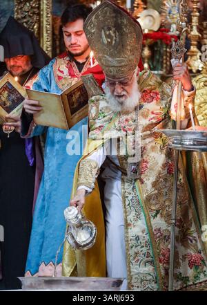 Jérusalem, Israël, 17 avril 2025 Mgr Sevan Gharibian, Grand Sacristan du Patriarcat arménien de Jérusalem, verse de l'eau lors de la cérémonie de lavage des pieds. Crédit : Yoram Biberman / Alamy Live News Banque D'Images