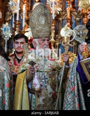 Jérusalem, Israël, 17 avril 2025 L'archevêque Sevan Gharibian, Grand Sacristan du Patriarcat arménien de Jérusalem, debout pendant la cérémonie de lavage des pieds. Crédit : Yoram Biberman / Alamy Live News Banque D'Images