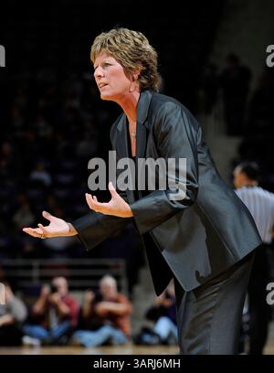 31 janvier 2010 : l'entraîneur-chef Deb Patterson des Wildcats de l'État du Kansas donne quelques instructions lors d'un match contre les cyclones de l'État de l'Iowa au Bramlage Coliseum à Manhattan, Kansas. L'État du Kansas a gagné 73-67.(image crédit : © Peter Aiken/Cal Sport Media/ZUMApress.com) Banque D'Images