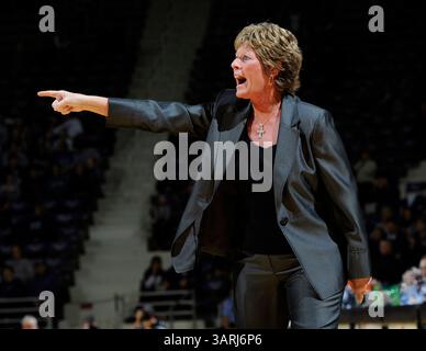 31 janvier 2010 : l'entraîneur-chef Deb Patterson des Wildcats de l'État du Kansas souligne quelques instructions lors d'un match contre les cyclones de l'État de l'Iowa au Bramlage Coliseum à Manhattan, au Kansas. L'État du Kansas a gagné 73-67.(image crédit : © Peter Aiken/Cal Sport Media/ZUMApress.com) Banque D'Images
