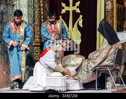 Jérusalem, Israël, 17 avril 2025 L'archevêque Sevan Gharibian, Grand Sacristan du Patriarcat arménien de Jérusalem, lavant la jambe d'un évêque lors de la cérémonie de lavage des pieds. De ses côtés se trouvent deux jeunes prêtres. Crédit : Yoram Biberman / Alamy Live News Banque D'Images