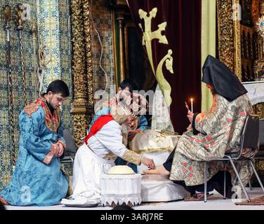 Jérusalem, Israël, 17 avril 2025 L'archevêque Sevan Gharibian, Grand Sacristan du Patriarcat arménien de Jérusalem, lavant la jambe d'un évêque lors de la cérémonie de lavage des pieds. De ses côtés se trouvent deux jeunes prêtres. Crédit : Yoram Biberman / Alamy Live News Banque D'Images