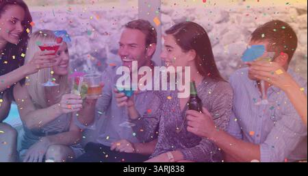 Image de confettis sur des amis heureux et divers avec des boissons Banque D'Images