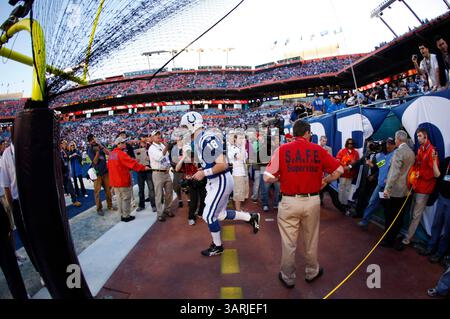 7 février 2010 - Miami, Floride. - Le quarterback des Colts d'Indianapolis, Peyton Manning, n°18, court sur le terrain au Sun Life Stadium de Miami pour prendre part aux échauffements d'avant-match des Colts avant le début du Super Bowl XLIV au Sun Life Stadium de Miami. (Crédit image : © Chad Ryan/Cal Sport Media/ZUMApress.com) Banque D'Images