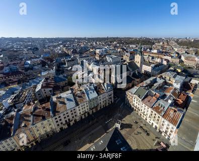 Toits de la vieille ville de Lviv en Ukraine pendant la journée. L'atmosphère magique de la ville européenne. Site touristique, l'hôtel de ville et la place principale. Banque D'Images