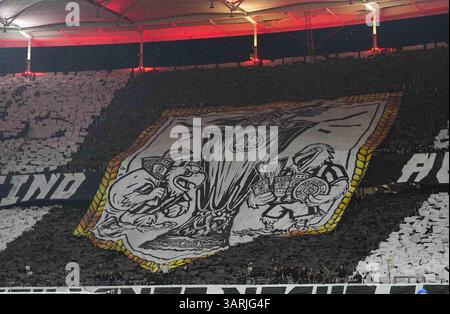 Deutsche Park, Francfort, Allemagne. 17 avril 2025. Fans de l'Eintracht Frankfurt lors d'un match de quart de finale de l'Europa League, Eintracht Frankfurt vs Tottenham, au Deutsche Park, Francfort, Allemagne. Ulrik Pedersen/CSM (image crédit : © Ulrik Pedersen/Cal Sport Media). Crédit : csm/Alamy Live News Banque D'Images