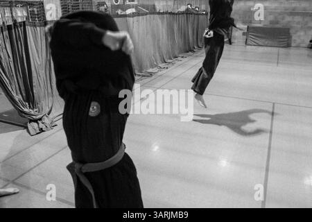 04 mars 2013 - Cardiff, pays de Galles du Sud, Royaume-Uni - à l'intérieur du Nam-Pai-Chuan Kung Fu Club. L'étudiante KATA DAVIDSON enlève son uniforme. (Crédit image : © Jiwei Han/ZUMAPRESS.com) Banque D'Images