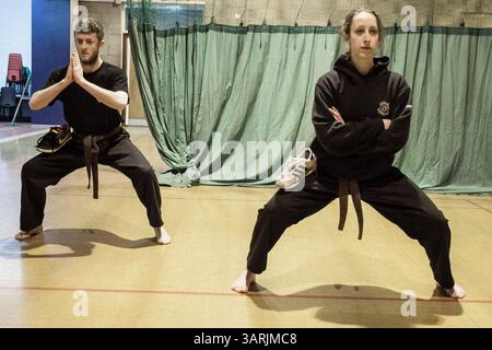04 mars 2013 - Cardiff, pays de Galles du Sud, Royaume-Uni - à l'intérieur du Nam-Pai-Chuan Kung Fu Club, les étudiants KATA DAVIDSON et KEVIN JAMES font les exercices d'échauffement. Ils doivent maintenir cette position pendant 2 minutes. (Crédit image : © Jiwei Han/ZUMAPRESS.com) Banque D'Images