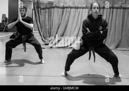 04 mars 2013 - Cardiff, pays de Galles du Sud, Royaume-Uni - à l'intérieur du Nam-Pai-Chuan Kung Fu Club. Les élèves KATA DAVIDSON et KEVIN JAMES font les exercices d’échauffement. Ils doivent maintenir cette position pendant 2 minutes. (Crédit image : © Jiwei Han/ZUMAPRESS.com) Banque D'Images