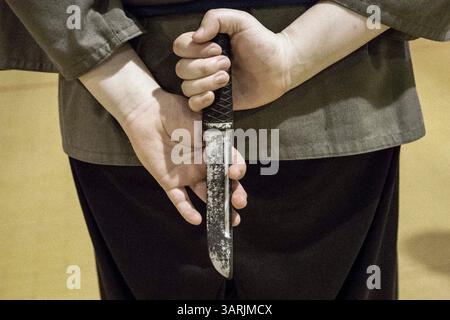 04 mars 2013 - Cardiff, pays de Galles du Sud, Royaume-Uni - à l'intérieur du Nam-Pai-Chuan Kung Fu Club, un couteau en plastique comme outil pédagogique est tenu dans les mains d'un élève. Les armes comprennent un long bâton, une lance, un poignard, une épée large et des couteaux à papillon qui seront enseignés dans ce club. (Crédit image : © Jiwei Han/ZUMAPRESS.com) Banque D'Images