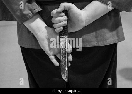 04 mars 2013 - Cardiff, pays de Galles du Sud, Royaume-Uni - à l'intérieur du Nam-Pai-Chuan Kung Fu Club. Un couteau en plastique comme outil pédagogique est tenu dans les mains d'un élève. Les armes comprennent un long bâton, une lance, un poignard, une épée large et des couteaux à papillon qui seront enseignés dans ce club. (Crédit image : © Jiwei Han/ZUMAPRESS.com) Banque D'Images