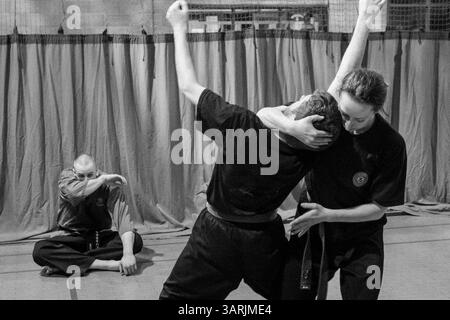 04 mars 2013 - Cardiff, pays de Galles du Sud, Royaume-Uni - à l'intérieur du Nam-Pai-Chuan Kung Fu Club. Sifu NICK CHOWN essuya la sueur de son visage. (Crédit image : © Jiwei Han/ZUMAPRESS.com) Banque D'Images