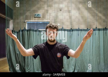 08 avril 2013 - Cardiff, pays de Galles du Sud, Royaume-Uni - à l'intérieur du Nam-Pai-Chuan Kung Fu Club, KEVIN JAMES interprète les formes chinoises de Kung Fu. Il est un étudiant senior qui a appris pendant plus de 6 ans le Nam-Pai-Chuan Kung Fu. (Crédit image : © Jiwei Han/ZUMAPRESS.com) Banque D'Images