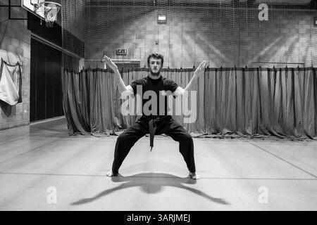 Avril 08, 2013 - Cardiff, pays de Galles du Sud, Royaume-Uni - dans le Nam-Pai-Chuan Kungfu Club. L'étudiant KEVIN JAMES interprète les formes traditionnelles de Kung Fu. Là, de nombreux arts martiaux traditionnels seront enseignés aux étudiants, y compris les différents styles d'animaux comme le serpent d'eau (Siah Kun) et la grue blanche (Peh Hok). (Crédit image : © Jiwei Han/ZUMAPRESS.com) Banque D'Images