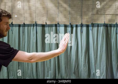 08 avril 2013 - Cardiff, pays de Galles du Sud, Royaume-Uni - à l'intérieur du Nam-Pai-Chuan Kung Fu Club, KEVIN JAMES interprète les formes chinoises de Kung Fu. Il est un étudiant senior qui a appris pendant plus de 6 ans le Nam-Pai-Chuan Kung Fu. (Crédit image : © Jiwei Han/ZUMAPRESS.com) Banque D'Images