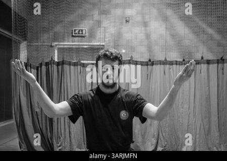 Avril 08, 2013 - Cardiff, Galles du Sud, Royaume-Uni - à l'intérieur du Nam-Pai-Chuan Kung Fu Club. KEVIN JAMES interprète les formes chinoises de Kung Fu. Il est un étudiant senior qui a appris pendant plus de 6 ans le Nam-Pai-Chuan Kung Fu. (Crédit image : © Jiwei Han/ZUMAPRESS.com) Banque D'Images