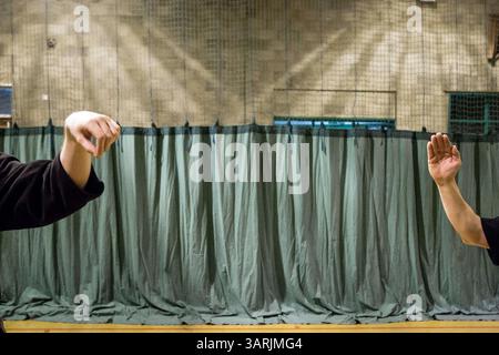 Avril 08, 2013 - Cardiff, Galles du Sud, Royaume-Uni - à l'intérieur du Nam-Pai-Chuan Kung Fu Club. Là, de nombreux arts martiaux traditionnels seront enseignés à ses étudiants, y compris les différents styles d'animaux comme le serpent d'eau (Siah Kun) et la grue blanche (Peh Hok). (Crédit image : © Jiwei Han/ZUMAPRESS.com) Banque D'Images