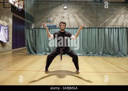 08 avril 2013 - Cardiff, pays de Galles du Sud, Royaume-Uni - au Nam-Pai-Chuan Kungfu Club à Cardiff, pays de Galles du Sud, l'étudiant KEVIN JAMES interprète les formes traditionnelles de Kung Fu. Là, de nombreux arts martiaux traditionnels seront enseignés aux étudiants, y compris les différents styles d'animaux comme le serpent d'eau (Siah Kun) et la grue blanche (Peh Hok). (Crédit image : © Jiwei Han/ZUMAPRESS.com) Banque D'Images