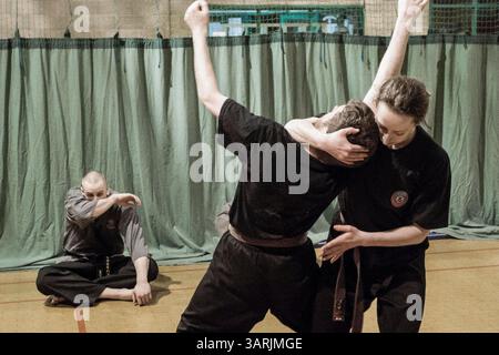 04 mars 2013 - Cardiff, pays de Galles du Sud, Royaume-Uni - à l'intérieur du Nam-Pai-Chuan Kung Fu Club, Sifu NICK CHOWN a essuyé la sueur de son visage. (Crédit image : © Jiwei Han/ZUMAPRESS.com) Banque D'Images