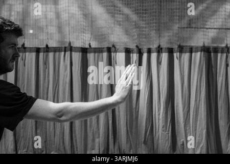 Avril 08, 2013 - Cardiff, Galles du Sud, Royaume-Uni - à l'intérieur du Nam-Pai-Chuan Kung Fu Club. KEVIN JAMES interprète les formes chinoises de Kung Fu. Il est un étudiant senior qui a appris pendant plus de 6 ans le Nam-Pai-Chuan Kung Fu. (Crédit image : © Jiwei Han/ZUMAPRESS.com) Banque D'Images