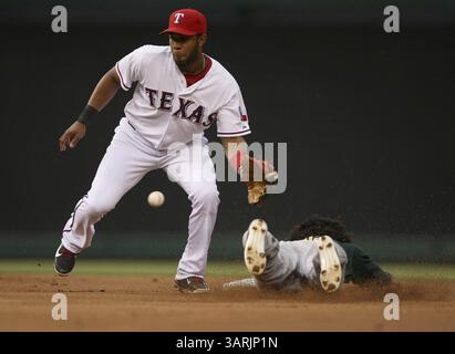 20 mai 2013 - Arlington, TX, USA - COCO CRISP d'Oakland Athletics, à droite, vole la deuxième base alors qu'ELVIS ANDRUS des Texas Rangers attend le lancer lors de la première manche au Rangers Ballpark. (Crédit image : © Khampha Bouaphanh/MCT/ZUMAPRESS.com) Banque D'Images
