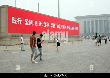 Jul 01, 2013 - Pékin, Chine - deux grands écrans ont été installés sur la place Tiananmen qui sont utilisés pour jouer des slogans politiques, Pékin, Chine. (Crédit image : © Jiwei Han/ZUMAPRESS.com) Banque D'Images