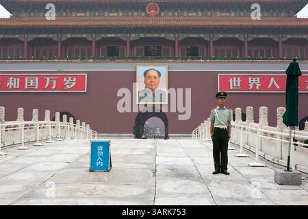 01 juil. 2013 - Pékin, Chine - Un soldat se tenait sur le pont Gold Water, derrière lui qui est la tribune Tiananmen et la peinture de Mao Zedong était pendue dessus, Pékin, Chine. (Crédit image : © Jiwei Han/ZUMAPRESS.com) Banque D'Images