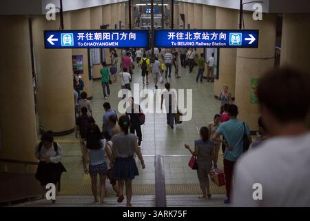 01 juil. 2013 - Pékin, Chine - dans la station de métro Jianguomen, Pékin, Chine (crédit image : © Jiwei Han/ZUMAPRESS.com) Banque D'Images
