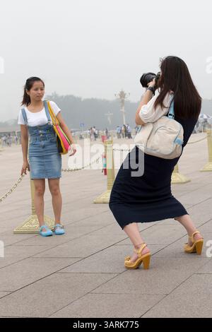 01 juil. 2013 - Pékin, Chine - deux femmes prenaient des photos sur la place Tiananmen, Pékin, Chine. (Crédit image : © Jiwei Han/ZUMAPRESS.com) Banque D'Images
